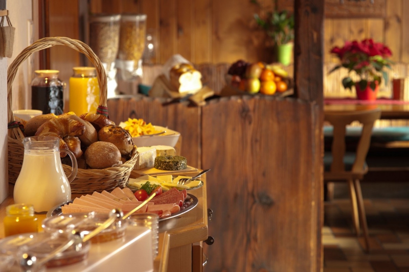 brasserie-CUEBRIS-min_breakfast_buffet_food_restaurant_meal_hotel_plate_fresh-718745